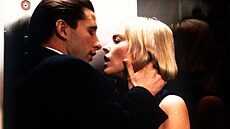 William Baldwin a Sharon Stone ve filmu nkdo se dívá (1993)