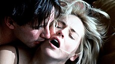 William Baldwin a Sharon Stone ve filmu Nkdo se dívá (1993)