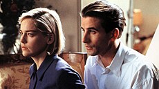 Sharon Stone a William Baldwin ve filmu nkdo se dívá (1993)