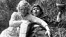 Iva Janurová a Jií Hrzán ve filmu Drahé tety a já (1974)