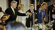 Americký prezident Bill Clinton s man�elkou Hillary a prezident Václav Havel s...