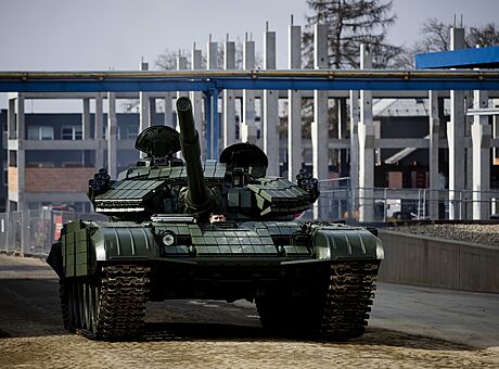Tank T-72 v armádní zbrojovce Excalibur. Tanky byly ásten modernizovány.