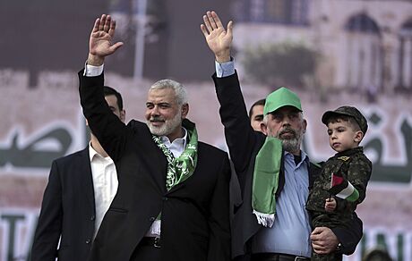 Jahjá Sinvár (v zelené epici). Lídr Hamásu v Gaze má atypické ui.