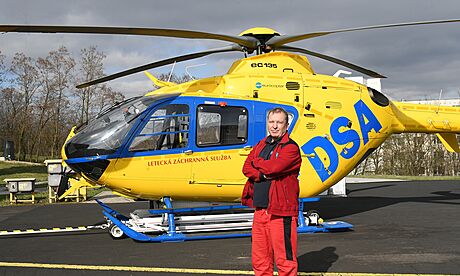 Pilot David Palika u vrtulníku letecké záchranky na základn v Ústí nad Labem.