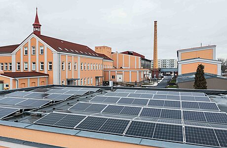 Fotovoltaické panely instalované v karlovarské sklárn Moser