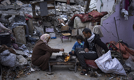 Rafáh. Palestinská rodina si v troskách svého domu chystá jídlo. (18. bezna...