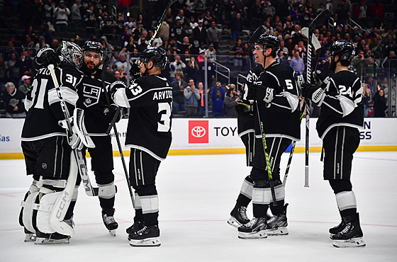 David Rittich (vlevo) p�ijímá gratulace spoluhrá�� z Los Angeles k vychytané...
