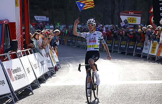 Tadej Pogaar v cíli esté etapy závodu Kolem Katalánska.