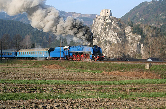 Parní lokomotiva 498.022 Albatros pod slovenským Strenem