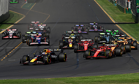 Start Velké ceny Austrálie. Na prvním míst� Max Verstappen z Red Bullu.