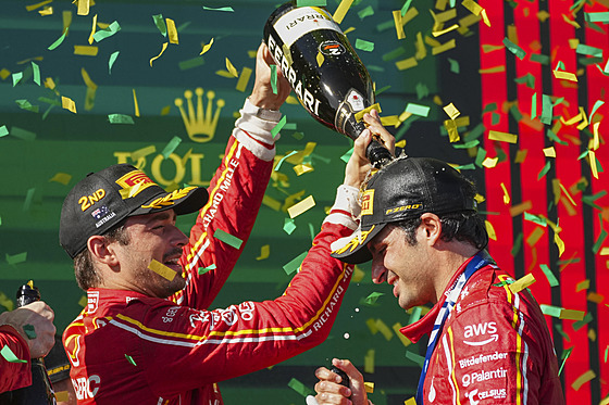 Charles Leclerc a Carlos Saint z Ferrari slaví po Velké cen Austrálie.