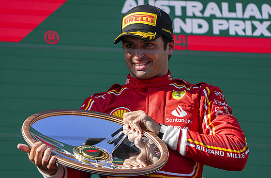 Carlos Saint z Ferrari slaví vítzství na Velké cen Austrálie.