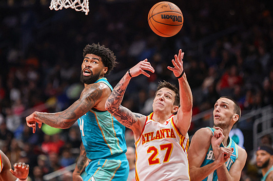 Basketbalista Atlanta Hawks Vít Krejí (uprosted) zakonuje v zápase s...