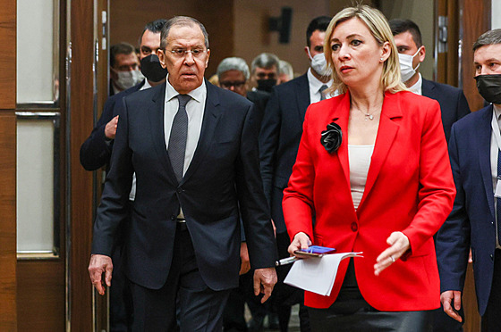 Ruský ministr zahranií Sergej Lavrov a jeho mluví Marija Zacharovová.