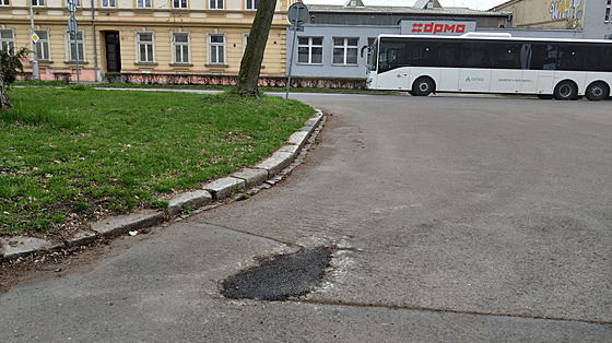 Test silniá: oprava ponieného asfaltu v Olomouci na ulici Dobrovského.