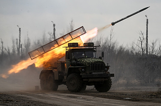 Rutí vojáci pálí z raketometu BM-21 Grad na ukrajinské pozice u Avdijivky....