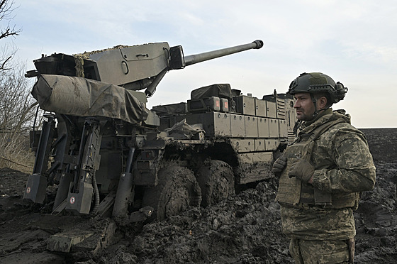 Ukrajinský voják stojí vedle samohybné houfnice Caesar na frontové linii. (14....
