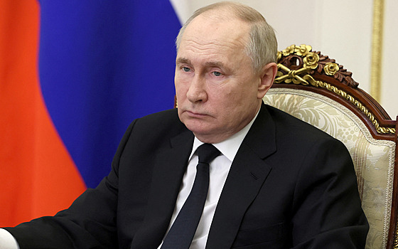 Ruský prezident Vladimir Putin pedsedá schzce, na které se projednávají...