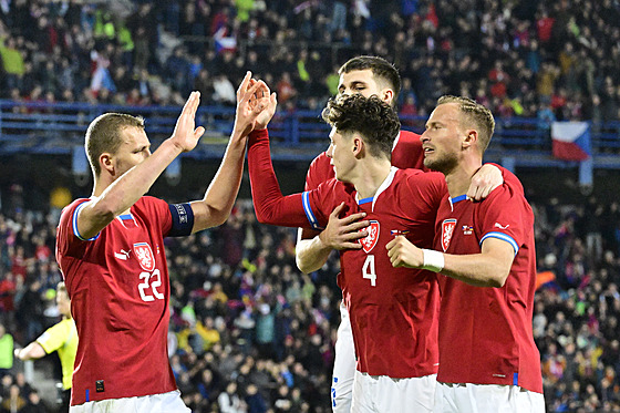 etí fotbalisté se radují z gólu proti Arménii.