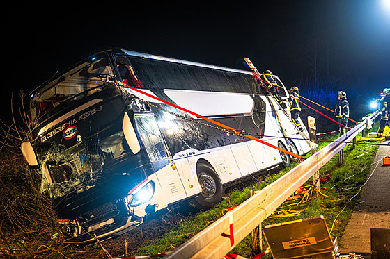 Na dálnici na západ� N�mecka havaroval autobus se studenty, 21 z nich se...