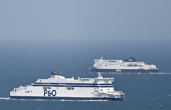 Trajekty spoleností P&O a DFDS práv proplouvají kanálem La Manche (12. srpna...