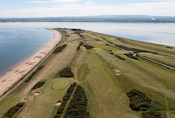 Letecký pohled na golfové hit klubu Fortrose & Rosemarkie Golf Club na behu...