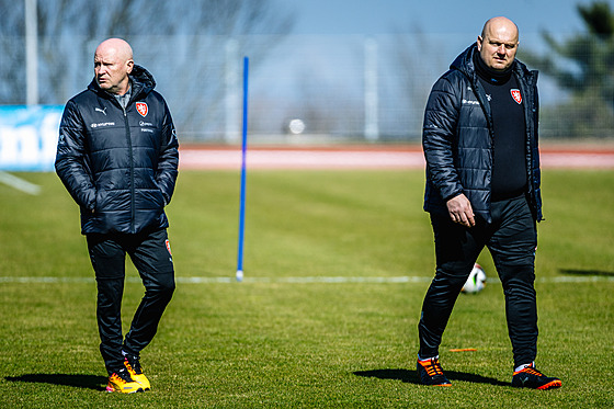 Trenér eské fotbalové reprezentace Ivan Haek (vlevo) a jeden z jeho asistent...