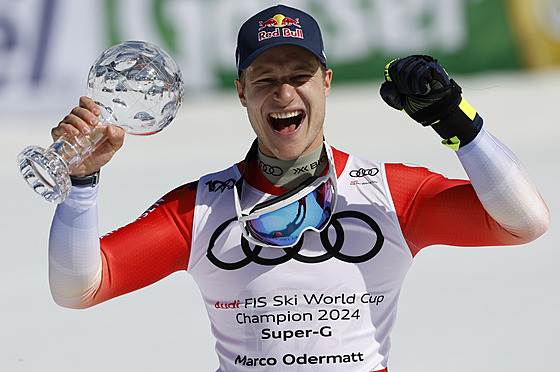 �výcar Marco Odermatt radostn� pózuje s malým glóbem za super-G.