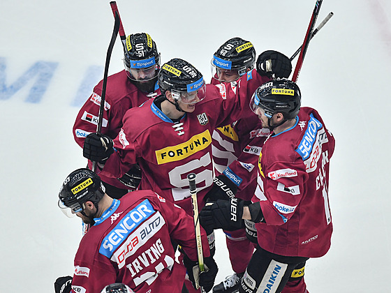 Hokejisté Sparty se radují ze druhého gólu do sít Liberce.