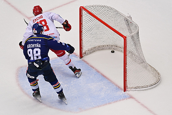 Viliam �acho zasouvá kotou� do odkryté klece, Ond�ej Kachy�a mu v tom zabránit...