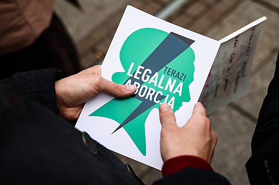 Polky v ulicích Katovic volaly po právu na potrat, který nyní zakazují zákony....