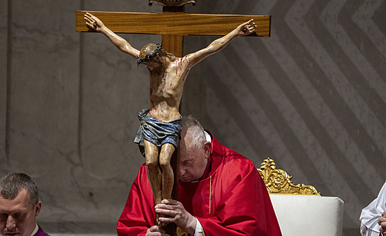 Pape Frantiek vede liturgii umuení Pán na Velký pátek v bazilice svatého...