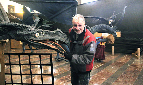 Na zámku Kozel je k vidní výstava drak od výtvarníka Alee Dranara.