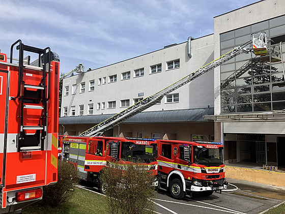 Poár provozní budovy v areálu nemocnice v Jablonci nad Nisou (27. 3. 2024)