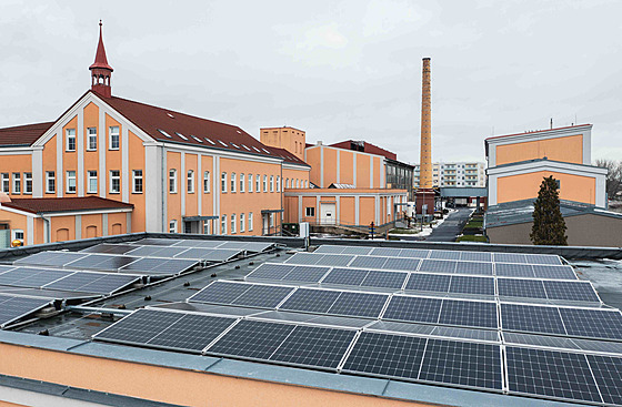 Fotovoltaické panely instalované v karlovarské sklárn Moser