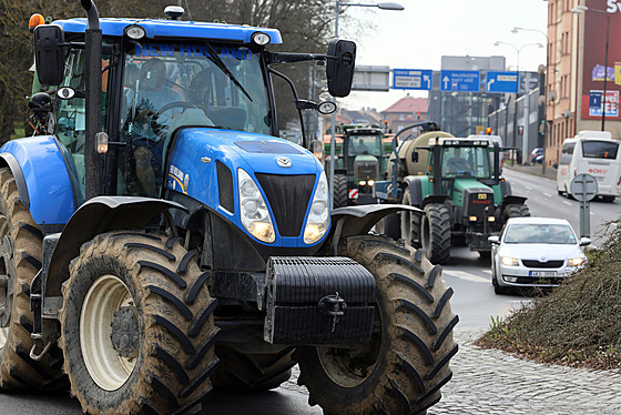 Protestující zemědělci z Chebska zamířili v traktorech do centra Chebu, kterým...