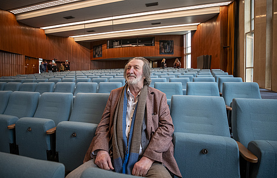 Sál B�etislava Bakaly, které si p�evzal pro své divadlo Bolek Polívka. D�lníci...