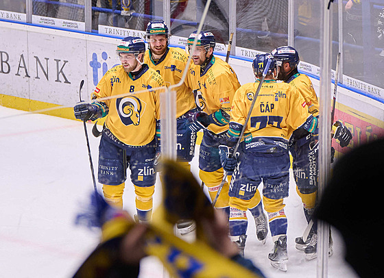 Hokejisté Zlína slaví gól do sít Litomic v semifinále první hokejové ligy.