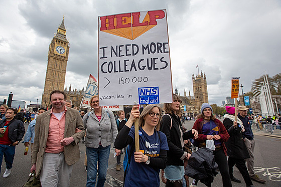 Zdravotní sestry a oetovatelé v Londýn stávkovali. Poadovali lepí platy i...