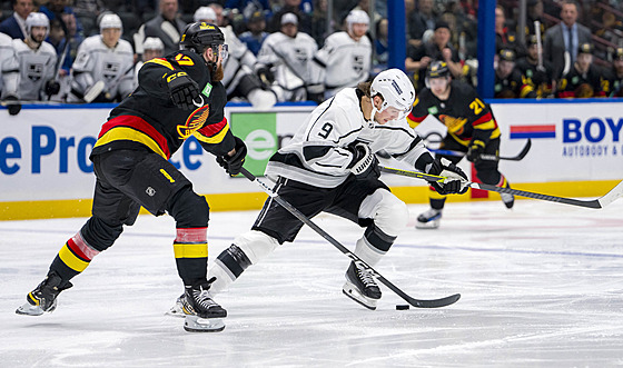 Filip Hronek (vlevo) z Vancouveru brání Adriana Kempeho z Los Angeles Kings.