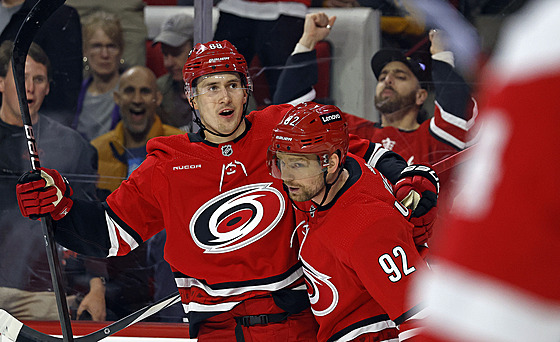 Martin Ne�as z Caroliny se raduje se spoluhrá�em Jevgenijem Kuzn�covem z gólu v...