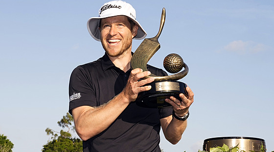 Americký golfista Peter Malnati  s trofejí pro vítze  turnaje Valspar...