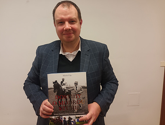 Cápova kniha Dostihy o modrou knihu mapuje historii nejslavn�j�ího rovinového...