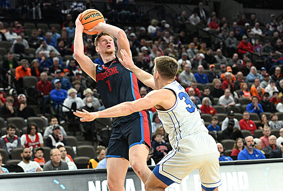 Jakub Ne�as (vlevo) z Duquesne st�ílí na ko� Brigham Young University, brání ho...
