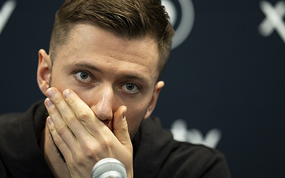 Ivan Fedotov na tiskové konferenci Philadelphia Flyers