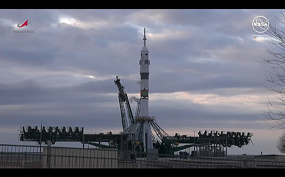 Nosi Sojuz 2.1a s lodí Sojuz MS-25 na startovací ramp krátce po odvolání...