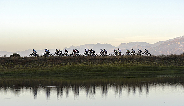 Bikeři Kulhavý a Adel dojeli ve třetí etapě Cape Epic v JAR devátí