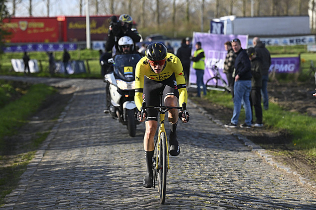 Napříč Flandry poznamenala drsná kolize. Wout van Aert přijde o prestižní klasiky