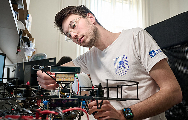 Robotici z ČVUT vyvíjí záchranářský dron, dostali se do finále soutěže v USA