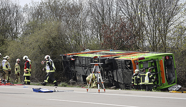 Nejméně pět lidí zemřelo při nehodě autobusu u Lipska, desítky zraněných